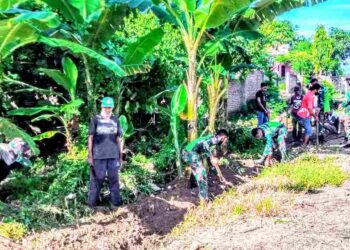 Jumat Bersih, Babinsa Bersama Warga Melaksanakan Karya Bhakti Pembersihan Jalan Desa