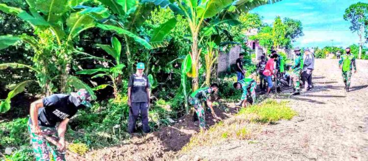 Jumat Bersih, Babinsa Bersama Warga Melaksanakan Karya Bhakti Pembersihan Jalan Desa