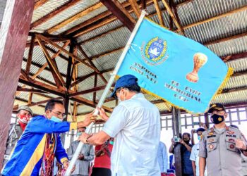 Bupati Sunur Terima Panji ETMC 2021 Dari Sekjen Asprov PSSI NTT