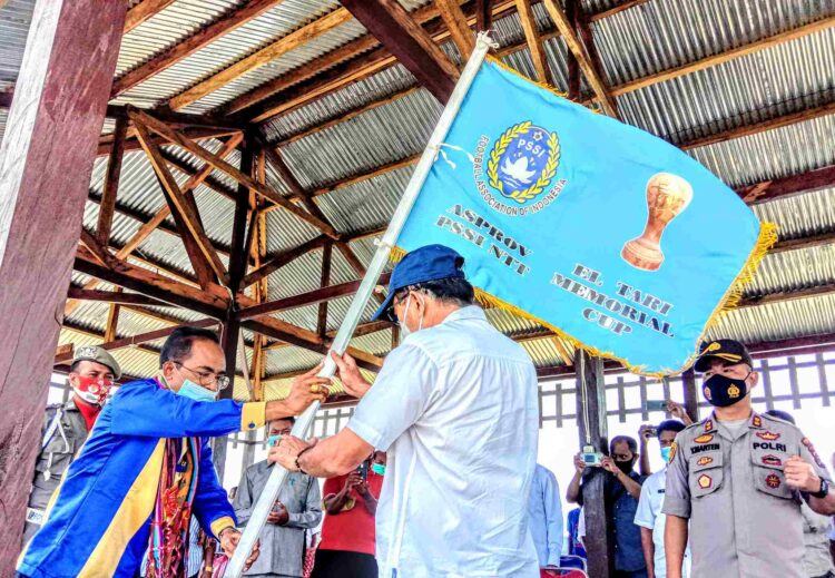 Bupati Sunur Terima Panji ETMC 2021 Dari Sekjen Asprov PSSI NTT