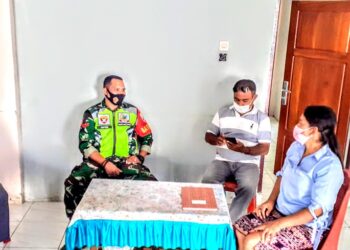 Babinsa Sosialisasi Prokes Dari Rumah Ke Rumah Warga Binaannya