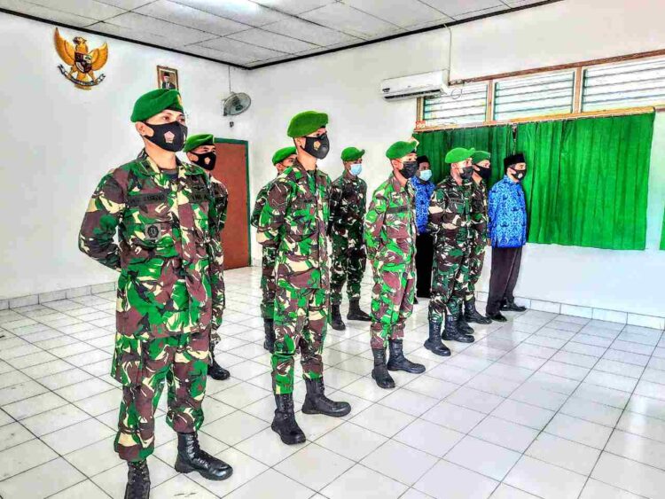Anggota Kodim 1624/Flotim Ikut Upacara Hari Lahir Pancasila Secara Virtual Di Aula Makodim 1624/Flotim
