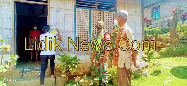 Babinsa 06/Wulanggitang Pasang Stiker Bagi Warga Masyarakat Terdampak Covid -19 yang Sedang Isolasi Mandiri