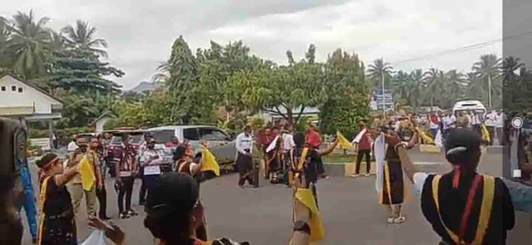 Masyarakat Lembata Serahkan Sope Kepada Penjabat Bupati Lembata