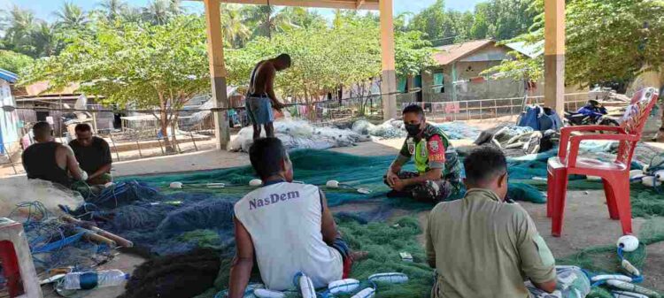 Bantu Perbaiki Jaring Ikan, Babinsa Larantuka Komsos Dengan Nelayan