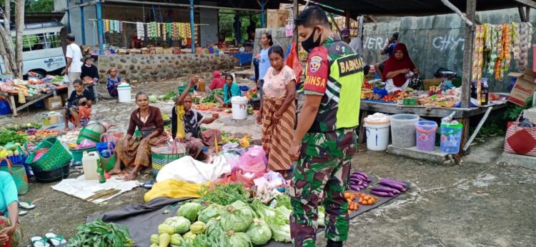 Babinsa Solor Cek Ketersediaan Bahan Pokok Di Pasar Kowo