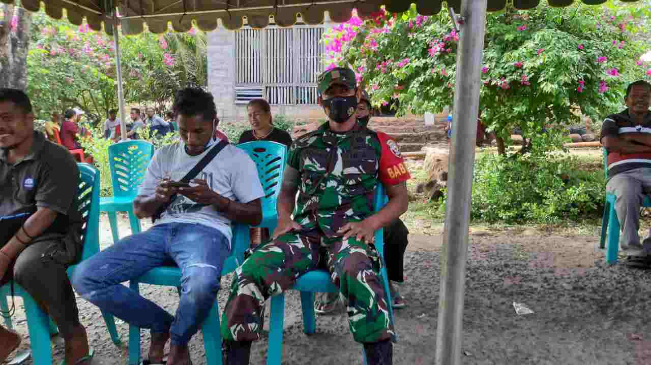 Wujud Kepedulian, Babinsa Koramil 1624-07/Nagawutung Datang Di Rumah Duka