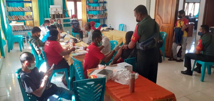 Babinsa Berikan Pendampingan Kepada Masyarakat Penerima Vaksin