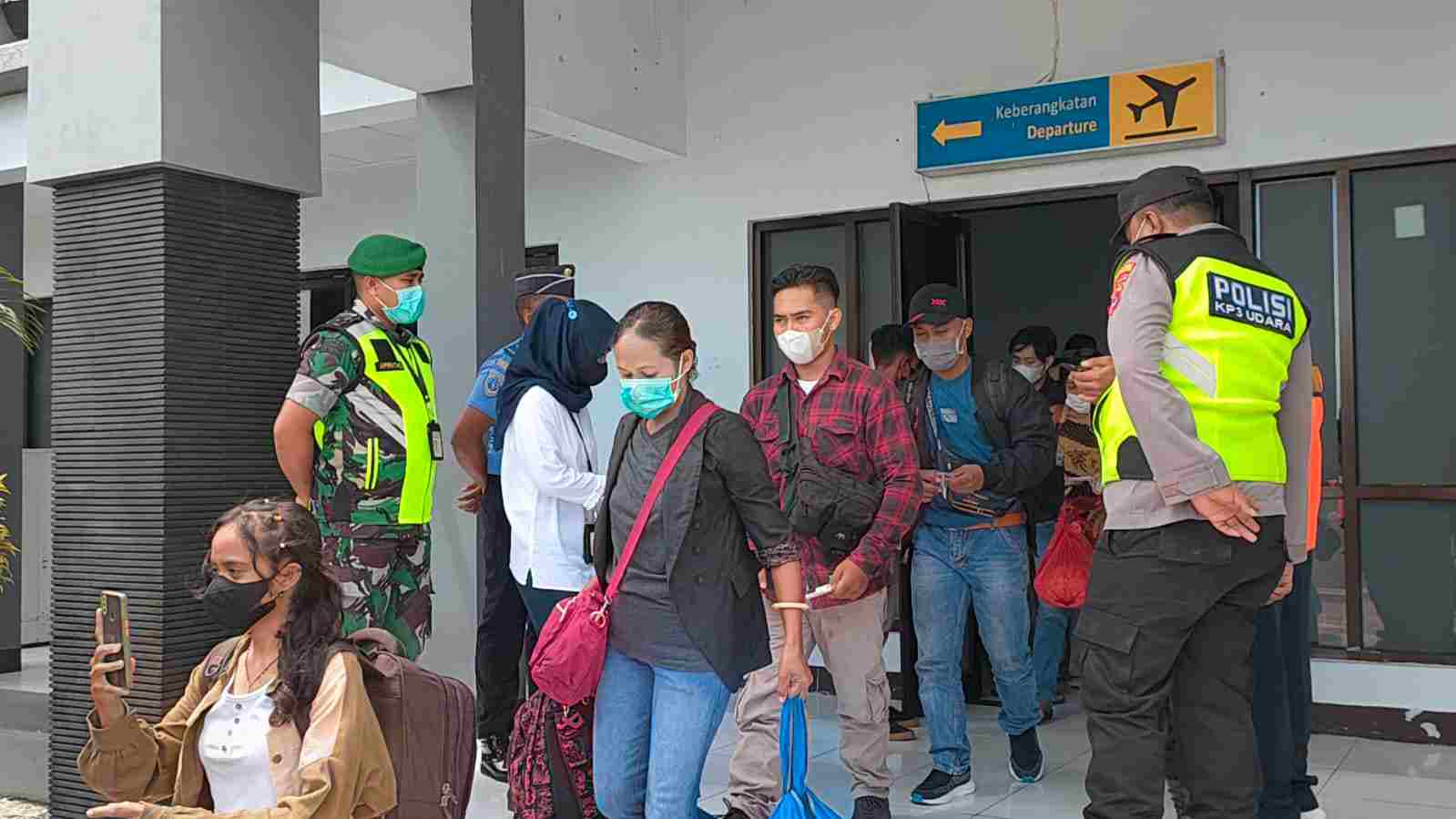 Babinsa Koramil Lewoleba Lakukan Pengamanan Di Bandara Wunopito Lewoleba