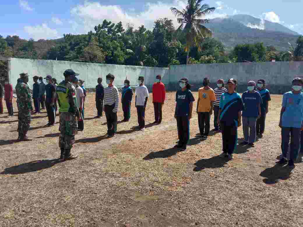 Jelang HUT ke 77 RI, Babinsa Koramil 1624-06/Wulanggitang Latih Anggota Paskibra