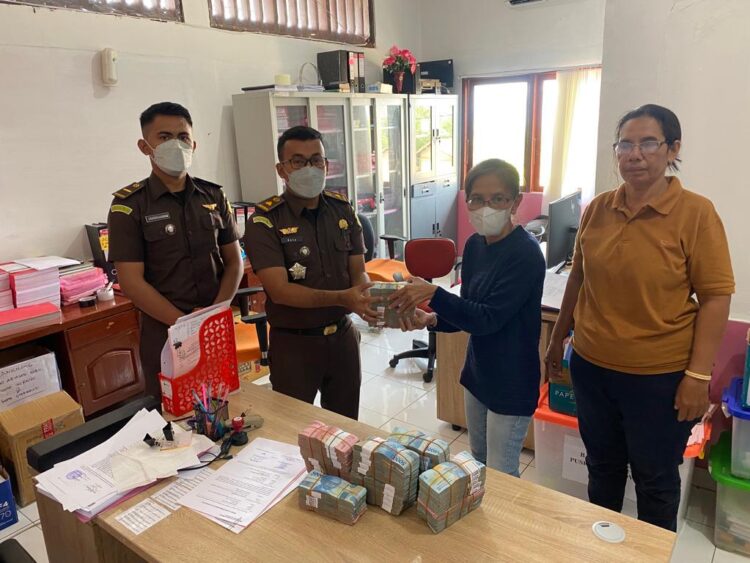 Terpidana Yohanes Ganu Kembalikan Uang Ratusan Juta Rupiah Ke Kas Negara