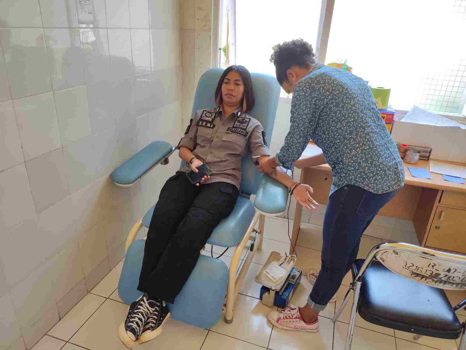 Bukti Kepeduian Terhadap Sesama, Pegawai dan WBP Lapas Lembata Lakukan Donor Darah