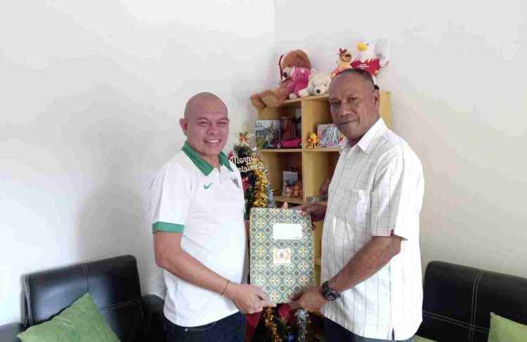 Ketua Komite Pemilihan Askab Lembata Periode 2023 – 2027 Serahkan Dokumen Hasil Kongres