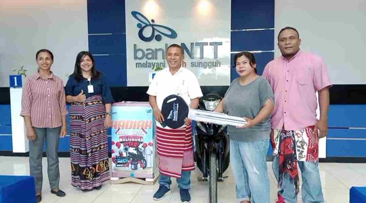 Asyik! Dua Nasabah Bank NTT Terima Hadiah Promo Gebyar Merdeka Multi Guna