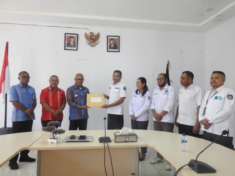 Serah SK Perolehan Kursih dan Calon Terpilih Anggota DPRD ke Pemkab Lembata, Ketua KPU: LHKPN Wajib Diserahkan Sebelum Dilantik