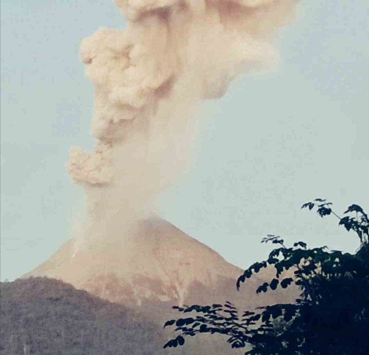 Gunung Api Ile Lewotobi Laki-laki Erupsi, Tinggi Kolom Abu 900M, Status Gunung Level II Waspada