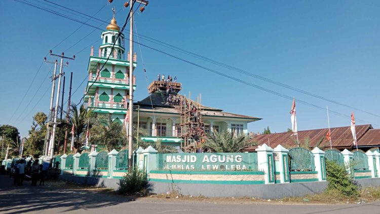 Gotong Royong Umat Muslim Masjid Agung Al Ikhlas Lewoleba Terlihat Kompak