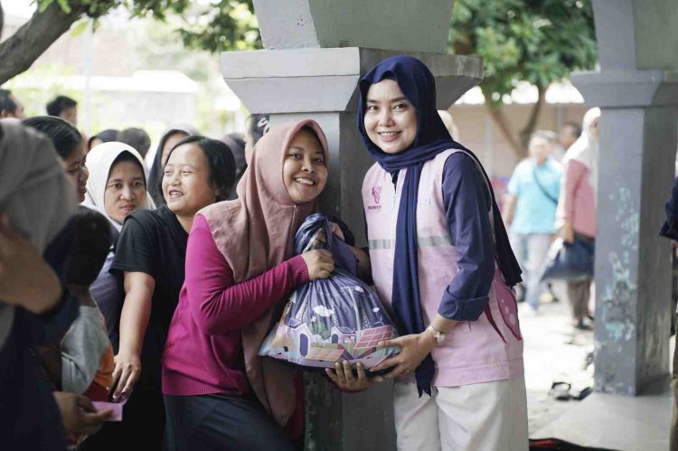 Srikandi PLN UIP Nusra Gandeng RS Siloam Gelar Edukasi Pencegahan Kanker Payudara dan berbagi bingkisan Ramadhan 1446 H di Kampung Nelayan Lingkungan Gatep