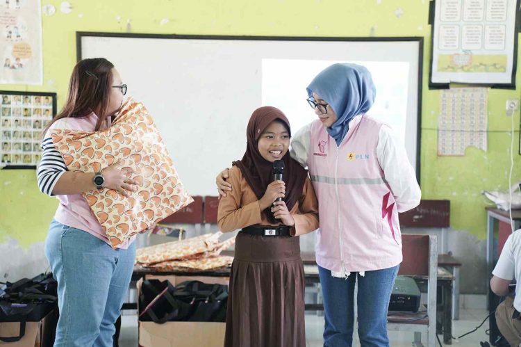 Rayakan Hari Anak Nasional, Srikandi PLN UIP Nusra Beri Bantuan Sarana KBM untuk SDN 2 Padak Guar