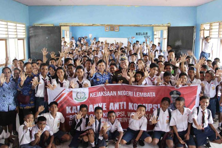 Kejaksaan Negeri Lembata Laksanakan Kampanye Edukatif Anti Korupsi di SMPN 2 Nubatukan