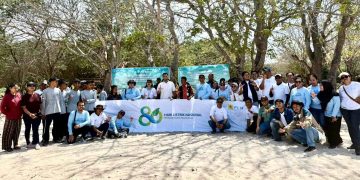 PLN UIP Nusra dan Politeknik KP Kupang Dorong Kepedulian Lingkungan Lewat Aksi Bersih Pantai Oesina di Kupang Barat