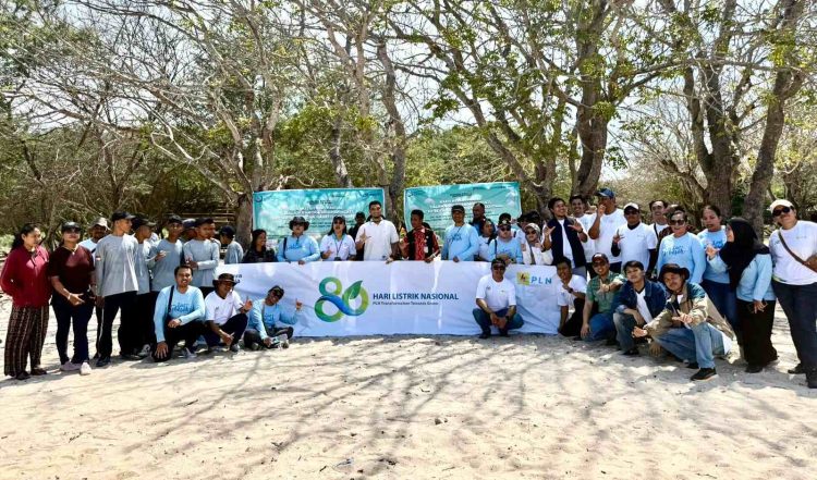 PLN UIP Nusra dan Politeknik KP Kupang Dorong Kepedulian Lingkungan Lewat Aksi Bersih Pantai Oesina di Kupang Barat
