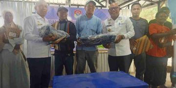 Lembata Pacu Kemandirian Ekonomi: Bupati Kanis Serahkan Bantuan Sarana Prasarana untuk Nelayan