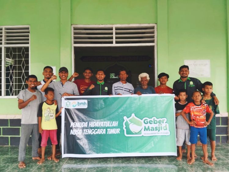 Sambut Ramadhan, Pemuda Hidayatullah NTT Sinergi Bersama BMH Gelar GEBER Bersih Masjid di Kupang