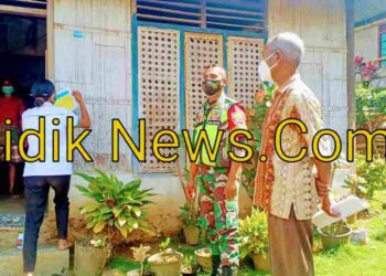 Babinsa 06/Wulanggitang Pasang Stiker Bagi Warga Masyarakat Terdampak Covid -19 yang Sedang Isolasi Mandiri