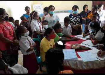 Ratusan Warga Desa Egon Gahar Sikka NTT Antusias Ikuti Vaksinasi Massal