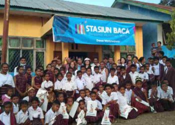 Dukung Literasi Lembata Stasiun Baca Nusantara Dirikan Perpustakaan Digital untuk Siswa SD Watuwawer