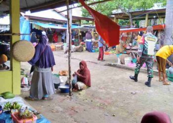 Babinsa – 05 Monitor Pasar di Wilayah Desa Lewohedo,  Kabupaten Flores Timur