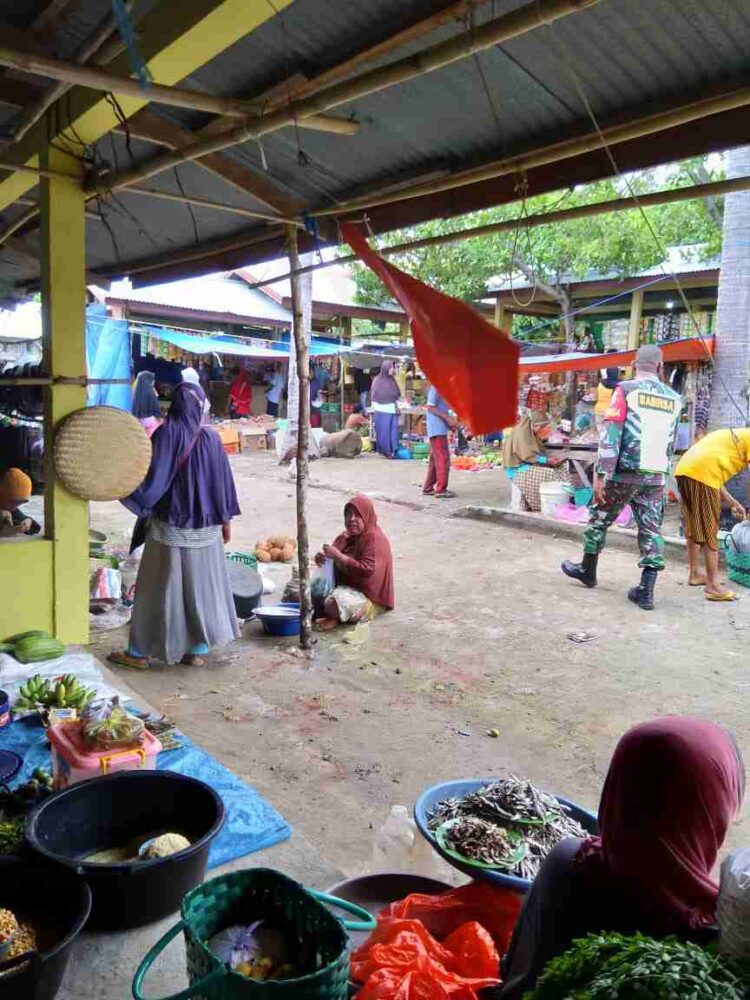 Babinsa – 05 Monitor Pasar di Wilayah Desa Lewohedo,  Kabupaten Flores Timur