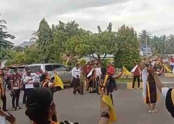 Masyarakat Lembata Serahkan Sope Kepada Penjabat Bupati Lembata