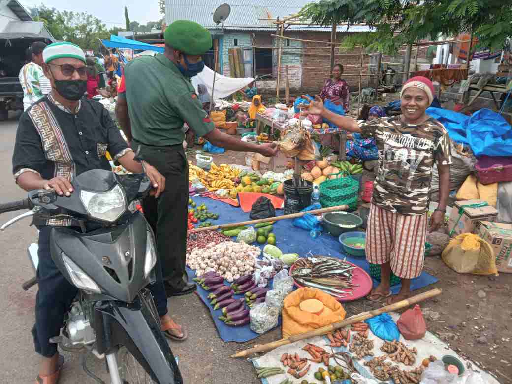 Babinsa Ramil 1624-04/Omesuri Laksanakan Giat Monitoring Pasar