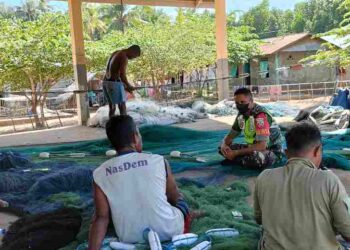 Bantu Perbaiki Jaring Ikan, Babinsa Larantuka  Komsos Dengan Nelayan