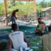 Bantu Perbaiki Jaring Ikan, Babinsa Larantuka  Komsos Dengan Nelayan