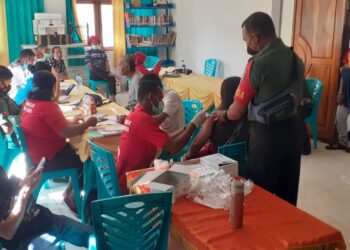 Babinsa Berikan Pendampingan Kepada Masyarakat Penerima Vaksin