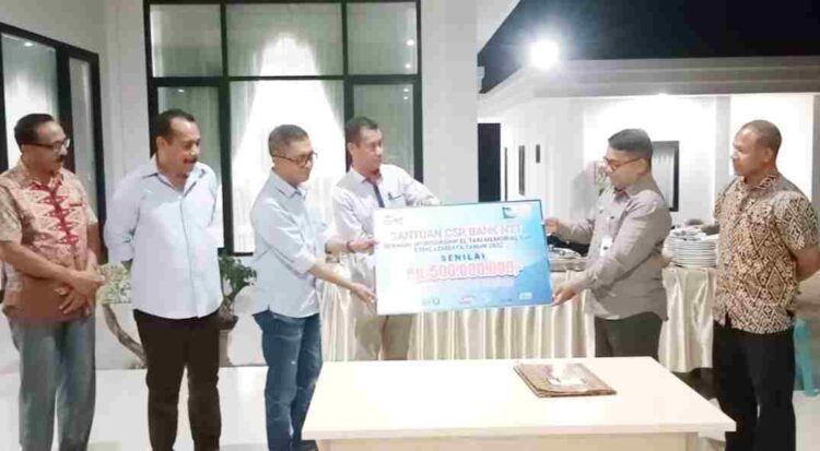 Pj Bupati, Marsianus Jawa Sambut Kepala Bank NTT Cabang Lewoleba Serahkan Dana CSR Liga III ETMC Edisi XXXI Secara Simbolis
