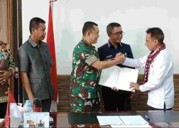 ATR BPN Lembata Serahkan Sertifikat Tanah Pembangunan Kodim Lembata