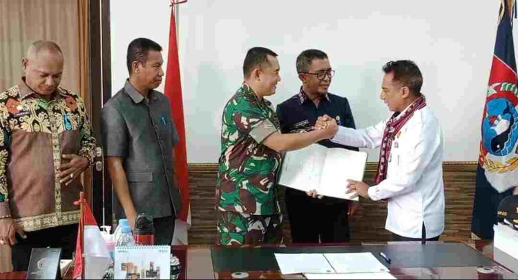 ATR BPN Lembata Serahkan Sertifikat Tanah Pembangunan Kodim Lembata