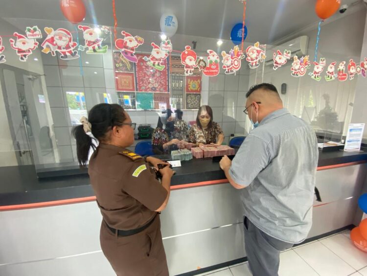 Kejari Lembata Setor Uang Pengganti Ratusan Juta Rupiah Ke Kas Negara Kasus Korupsi Awalolong