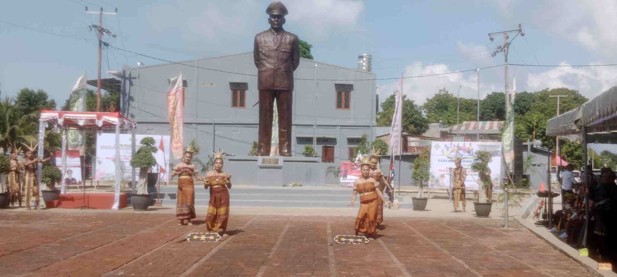 Keluarga Gelar Upacara Adat Sebelum Persemian Monumen Brigjen Anton Enga Tifaona