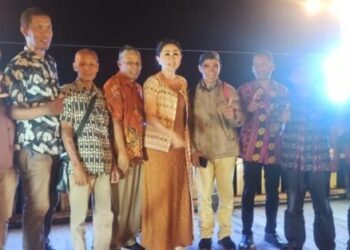 Julie Laiskodat Akan Bantu Kelompok Usaha Mikro di Desa Hadakewa