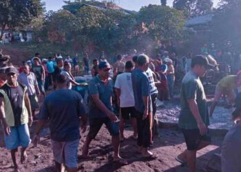 Umat Muslim Kampung Baru Ekasapta Bergandengan Tangan Gotong Royong Dalam Pembangunan Gereja St Kornelius