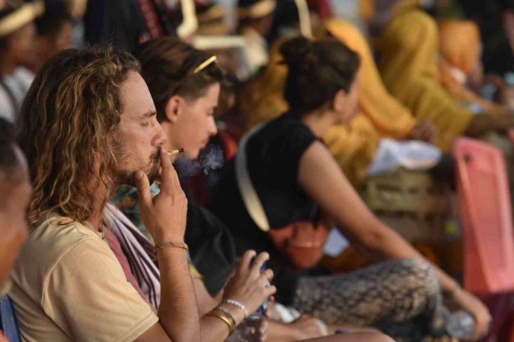 Festival Uyelewun dan Sunset Teluk Balauring Hipnotis Wisman Asal Prancis