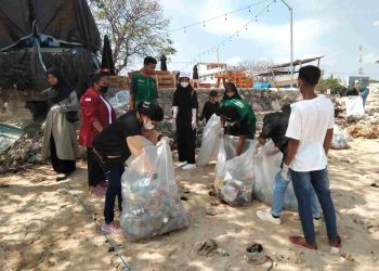 Sampah Plastik dari Brand Ternama Hiasi Pesona Pantai Pasir Panjang