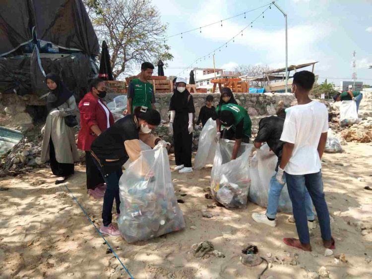 Sampah Plastik dari Brand Ternama Hiasi Pesona Pantai Pasir Panjang