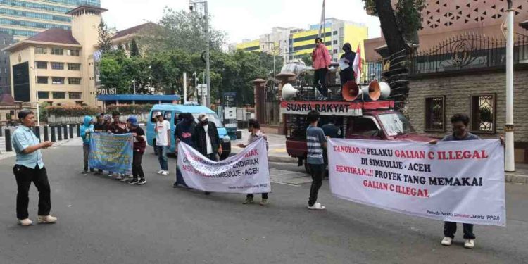 Puluhan Massa PPSJ Demo Desak Bareskrim Tutup AMP Serafon Milik PT. ALS