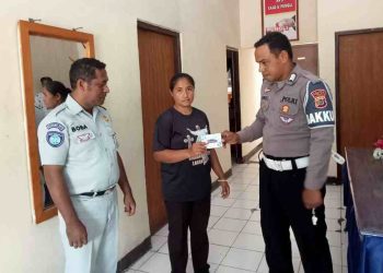 Jasa Raharja Berikan Dana Santunan Duka 50 Juta Kepada Istri Korban Laka Lantas di Flotim